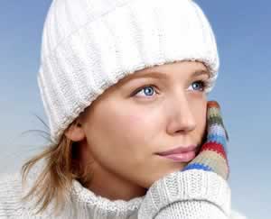 Woman wearing a winter hat and mittens