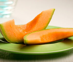 Cantaloupe slices on a green plate | bodylase®