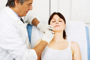 Doctor face exam with patient | bodylase®